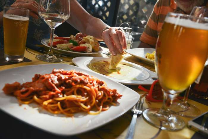Pagare alla romana: chi ci guadagna?